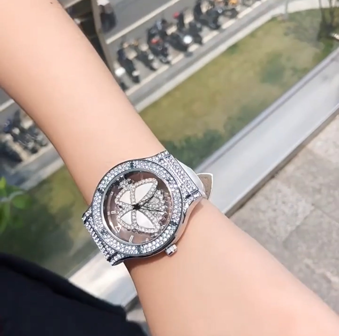 Luxury Diamond Snowflake rotates dial 360 Degrees Wristwatch For Female